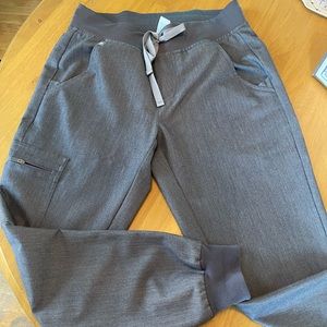 Figs Zamora petite joggers in charcoal